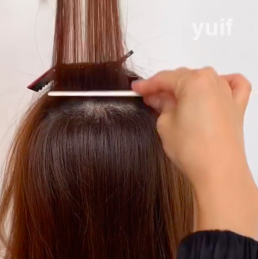 从下至上的一层层发丝,用梳子在靠近发根处梳蓬