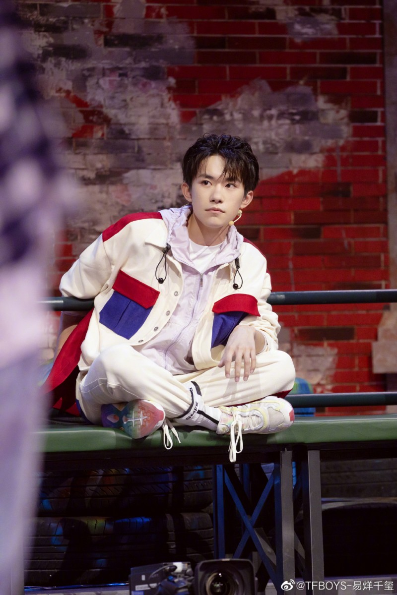 易烊千玺：不要一味地拿一个人当自己的目标，更需要做的是了解自己、找到自己，变成自己想成为的人。