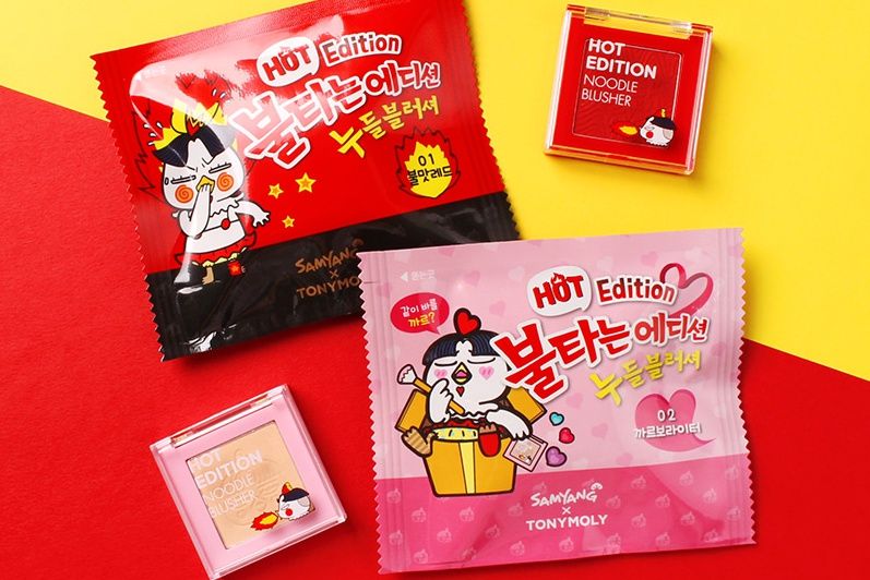 去年Samyang辣鸡面就曾和韩国美妆品牌Tony Moly合作
