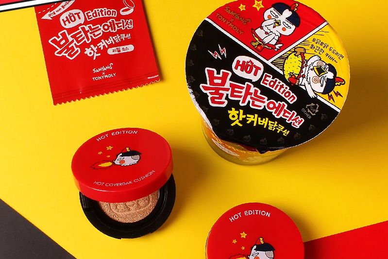 去年Samyang辣鸡面就曾和韩国美妆品牌Tony Moly合作