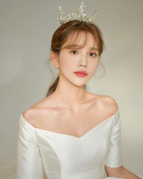 颈纹的产生有好几项原因,其中最常见的就是肌肤老化、长期当低头族