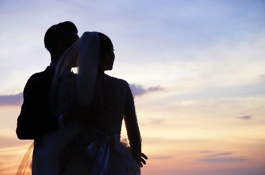 周柏豪:我在没当歌手时跟太太认识,她把自己最黄金的时间…奉献给一个不能写包单的我。当时我没有工作、收入,甚至要她在经济上帮忙我,我没有钱不能买东西送她,唯有送《我的宣言》和《天光》两首歌给她。