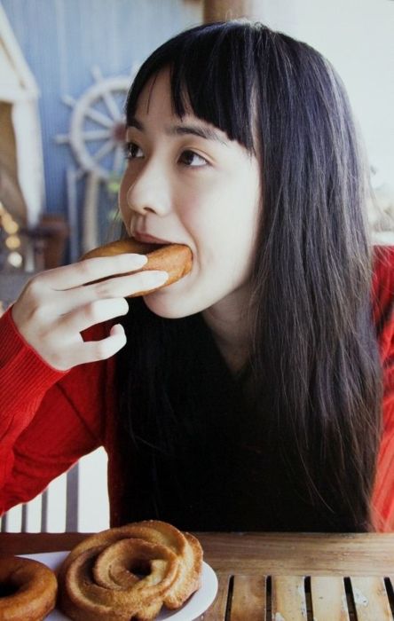 年饼正是你新春佳节迅速长胖的「元凶」之一!小小几颗年饼的热量可不少哦~给大家科普一下10+款常见年饼和新年美食的卡路里,记得一定要克制不要吃太多!