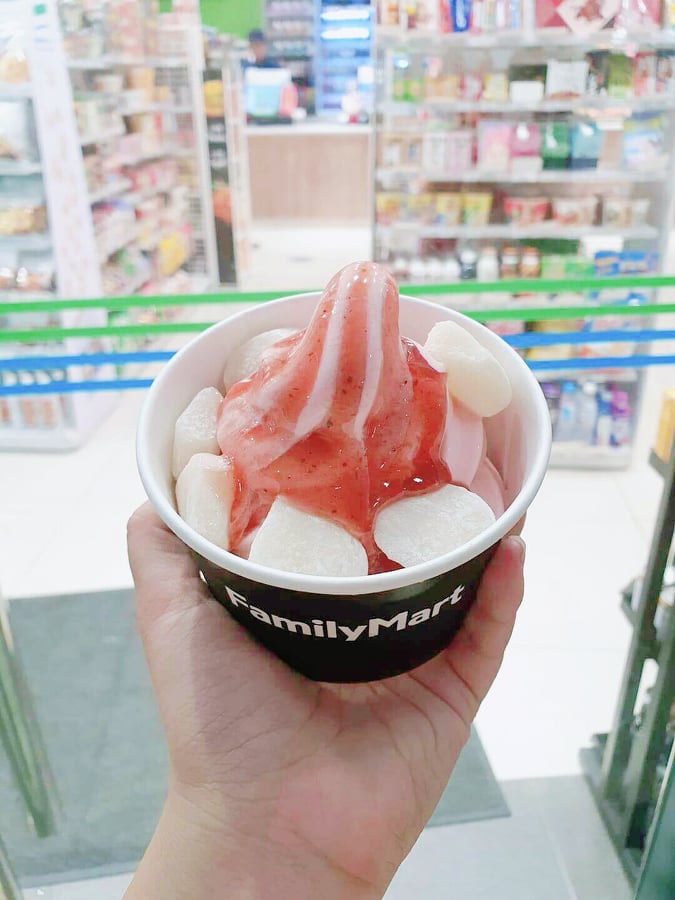 推荐草莓口味Sofuto搭配FamilyMart最新推出的Dango Mochi麻薯团子