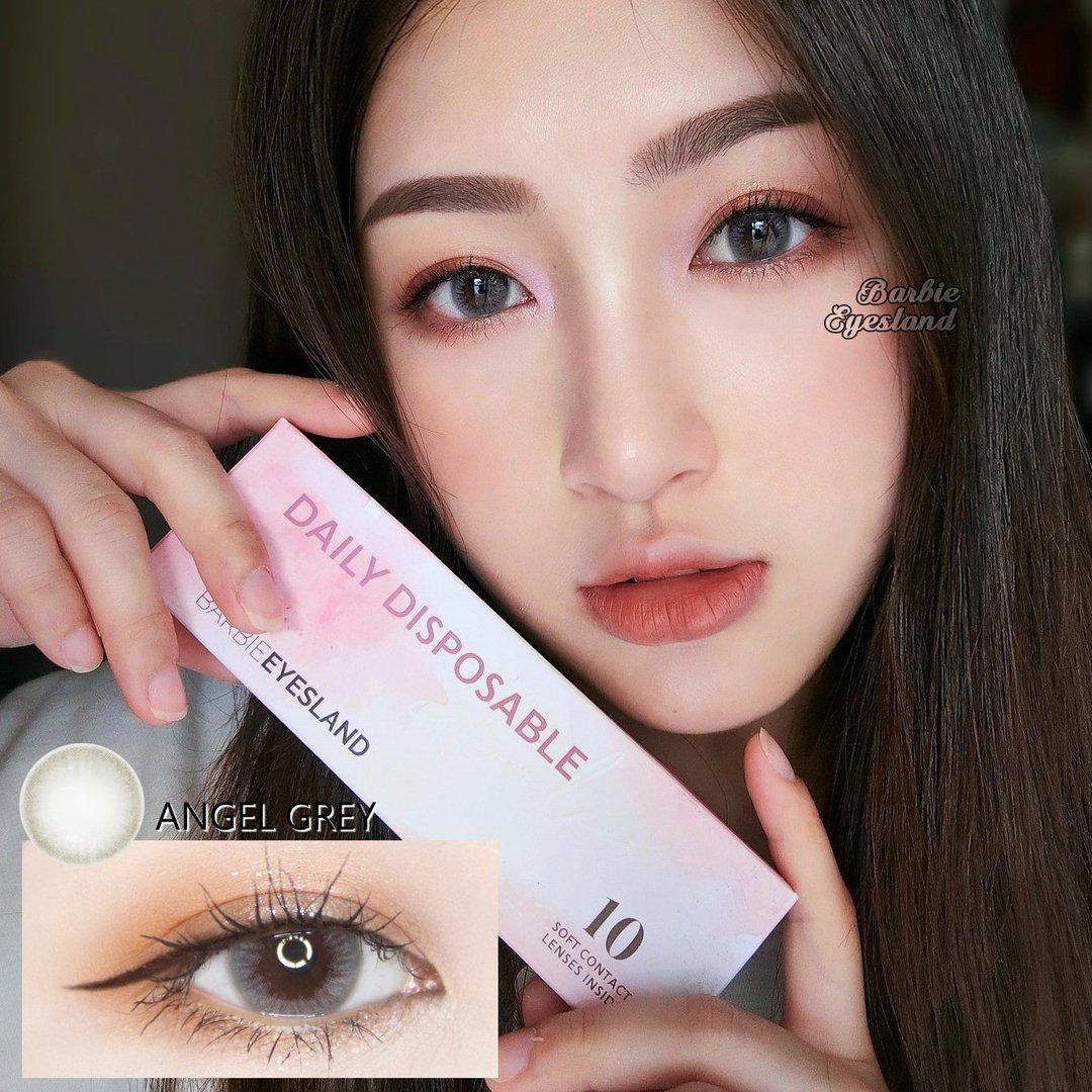 「混血儿」妆感一定要有美瞳隐眼才完整！大胆选择一些浅亮色系的美瞳搭配吧！比如Barbie Eyesland的浅灰色系Angel Grey