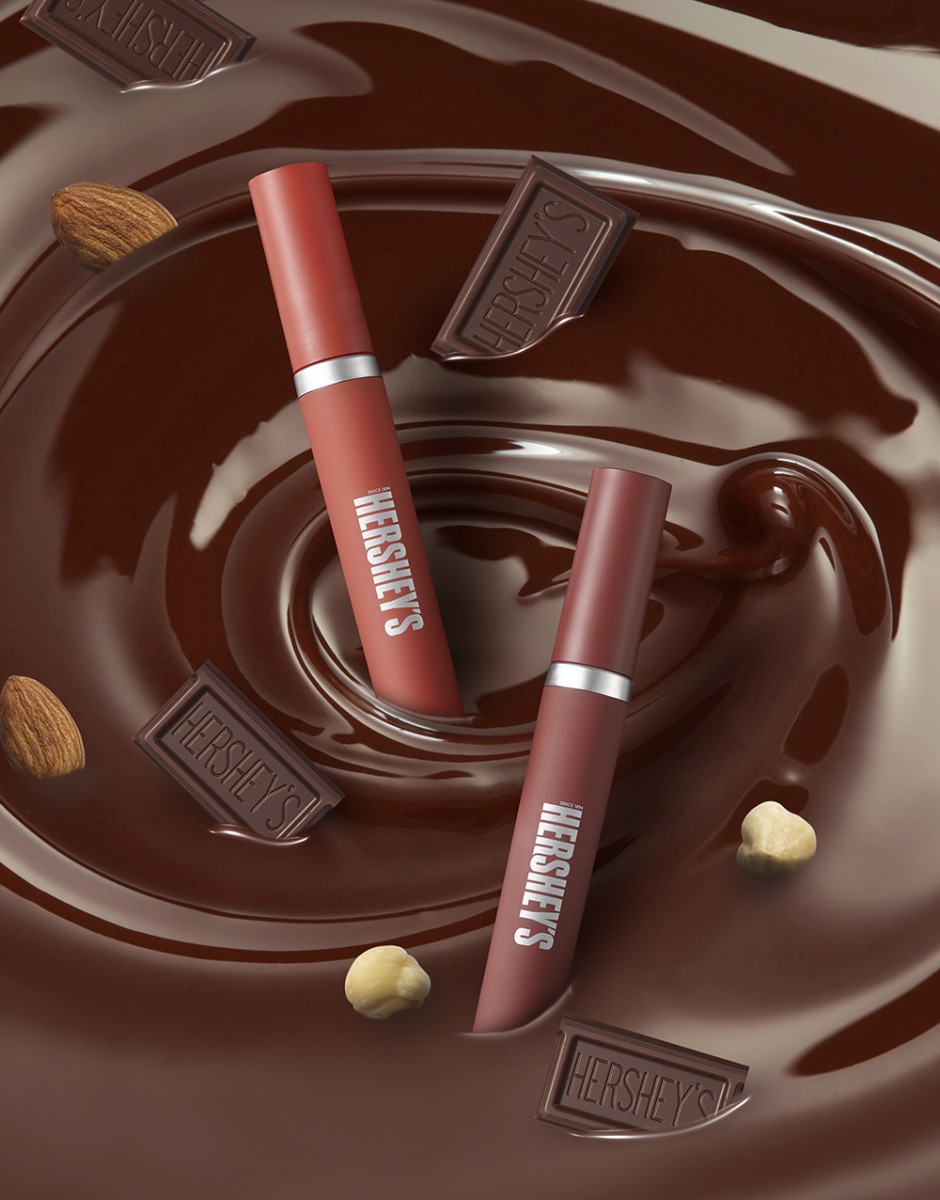 Etude Huse X HERSHEY’S Powder Rouge Tint 唇釉,成分中含有可可萃取,有效帮助滋润双唇;因此即便是雾面质地也不会拔干!