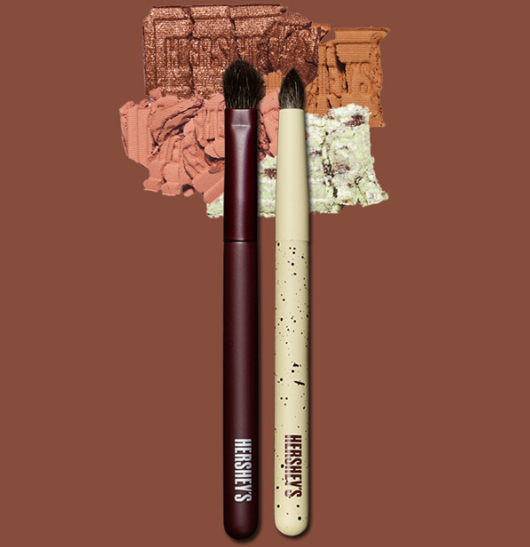 #HERSHEY‘S Original 适合用于晕染的一款眼影刷;#HERSHEY’S Cookies ‘n’ Cream 尖头眼影刷专门为眼角、眼尾、眼下局部位置设计~适合用来画卧蝉、打亮眉骨/眼角、着重眼尾画深色的部分。