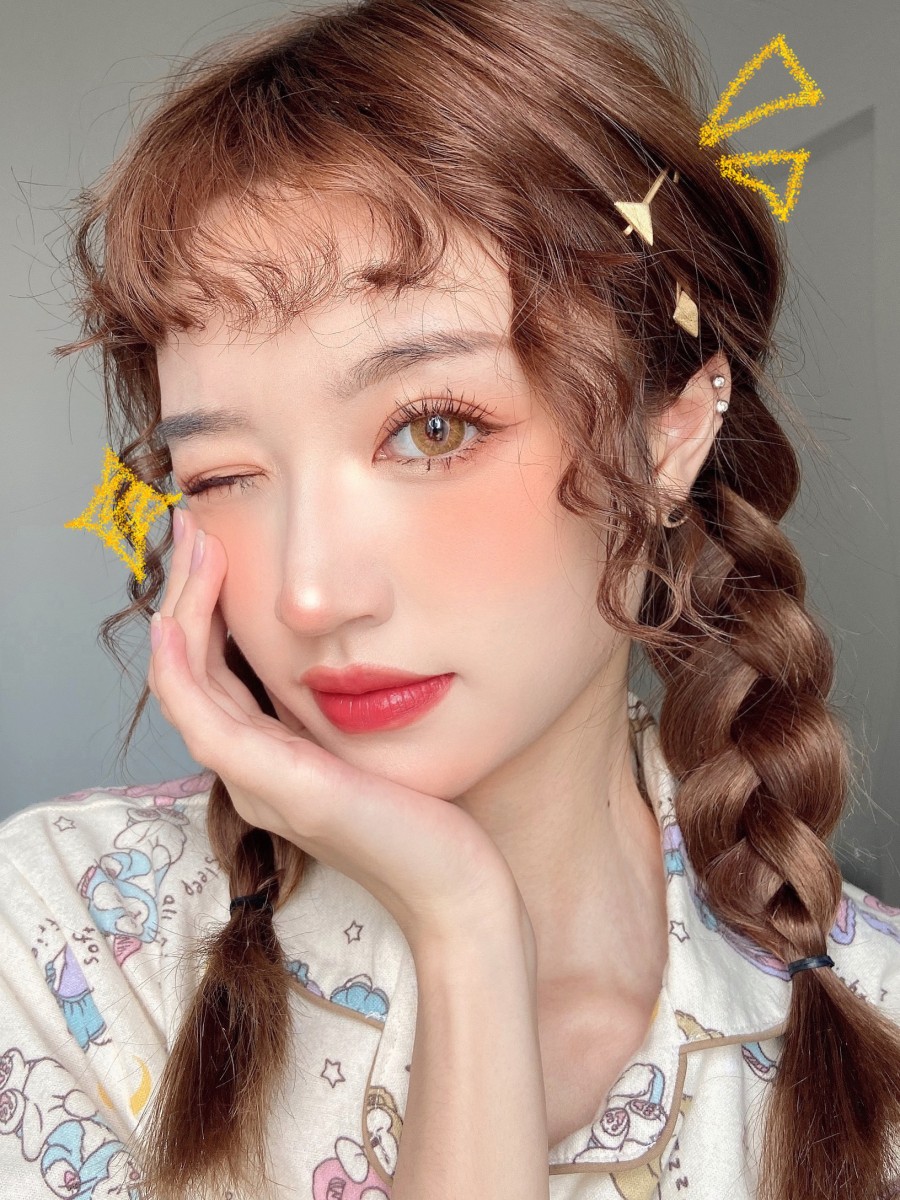 选对好看的美瞳才能更加发电力十足、眼神犹如有魔力般让人看了舍不得移开目光！