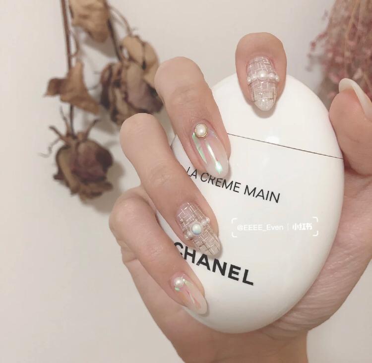 让 Chanel 的奢华气息也攀上你的美甲！15款++仙气爆棚的「小香风」美甲，清新柔美女神 easy get~