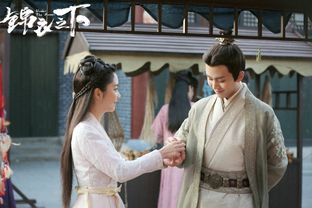 《锦衣之下》改编自蓝色狮同名小说，讲述奸臣当道的明朝嘉靖末年间，天赋异禀的六扇门女捕快袁今夏，因一桩案件与腹黑锦衣卫陆绎不打不相识。