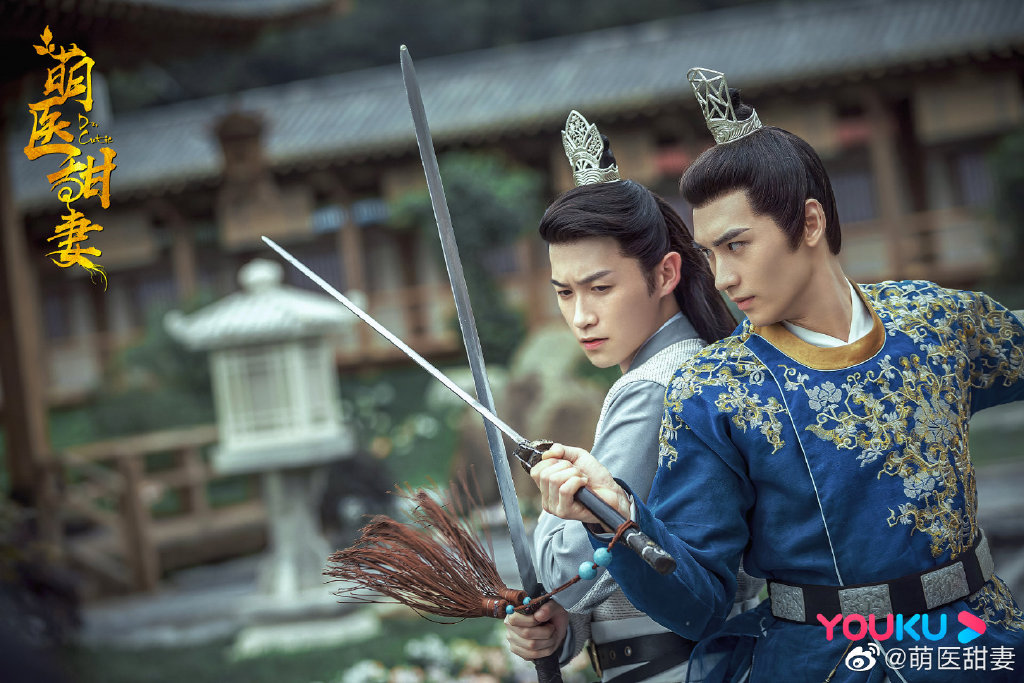 意外发现了田七真是女儿身身份的纪衡弟弟纪征喜欢上了她，一直在侧扮演守护者的角色。三角恋会有什么样的展开？田七会如何渐渐暖化纪衡冷如冰霜的心？赶紧追看这部ON档萌恋吧！