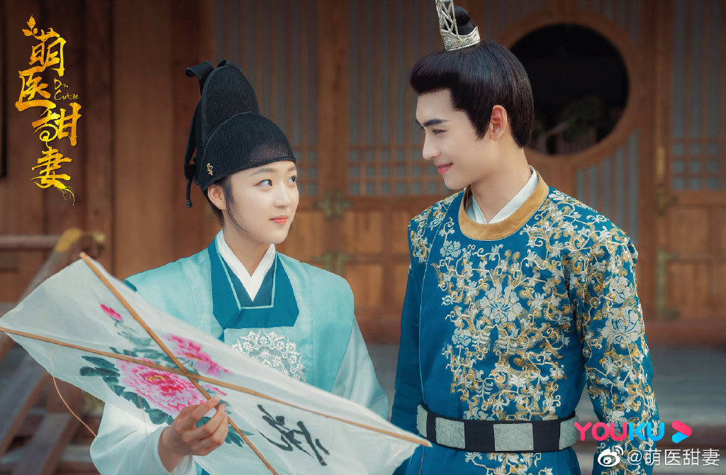 《萌医甜妻》改编自酒小七小说《陛下请自重》，故事讲述在太医院任职、女扮男装的鬼马俏皮小太医田七，阴差阳错之下被调职到节度使府，邂逅冷如冰山的节度使纪衡，主仆冤家正式开始各种「交锋」