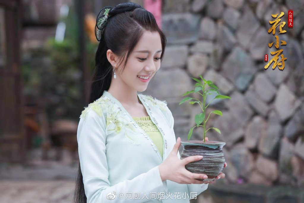 最后花小麦除了情路上有所收获，也逐渐意识到金银名利不敌人间烟火，「朝来烹鱼虾，晚来炊饭香，与所爱之人相依相守，才是人生至味」。