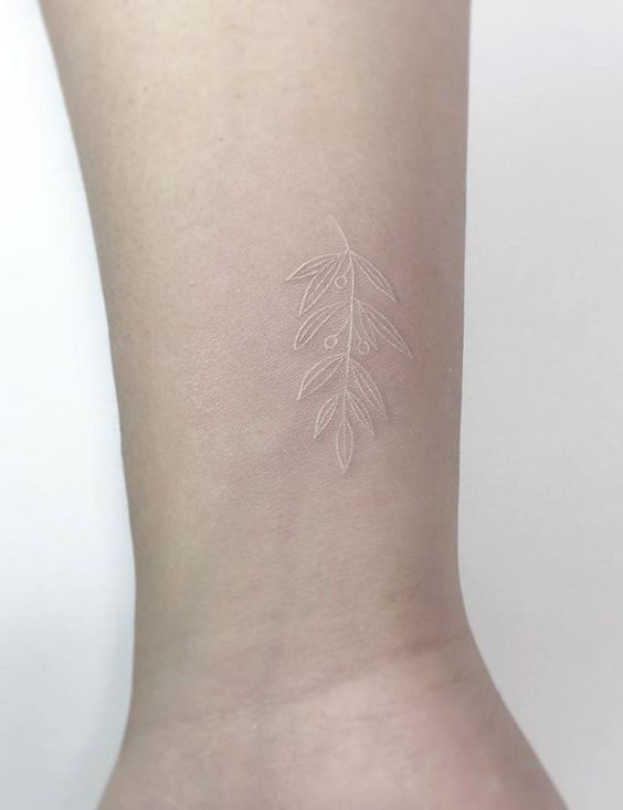 白色刺青已是美感十足,若选择精细线条绘成的花卉和植物图腾,简直女孩感MAX!