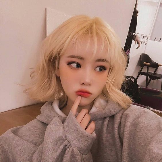 节目观察队进行实验期间,发现路上许多行人都会频密且不自觉地摸脸、摸鼻子;特别观察的2名小学生,在一小时内的「摸脸次数」更是高达48次!因此叮嘱社会大众必须注意自身的这个小动作,以免让病毒趁你不备侵入身体。