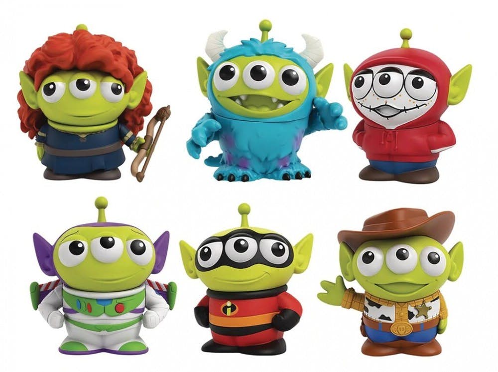 事关MATTEL此番让三眼怪原地变身为「Cosplay达人」，除了扮成《Toy Story》的其他角色，还COS了超多卡通角色～ 比如扮成巴斯光年的三眼怪把藏不住的耳朵涂成了紫色、带上了胡迪同款牛仔帽，细节满分！