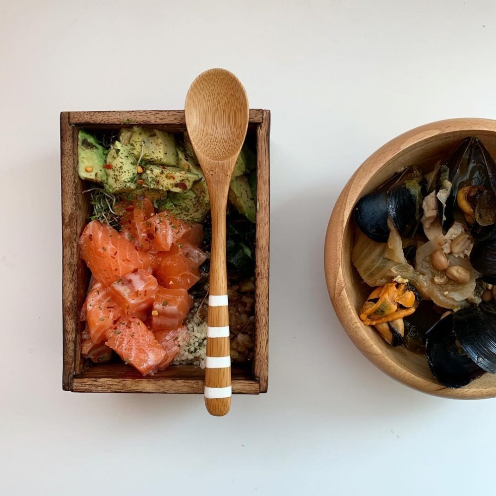 韩国女生Gyuri成功瘦身Tips:吃低GI值食物、高蛋白、低油脂食物,午餐会多吃肉类和蔬菜,晚餐则会吃沙拉配糙米饭,记得不能碰高油脂的沙拉酱