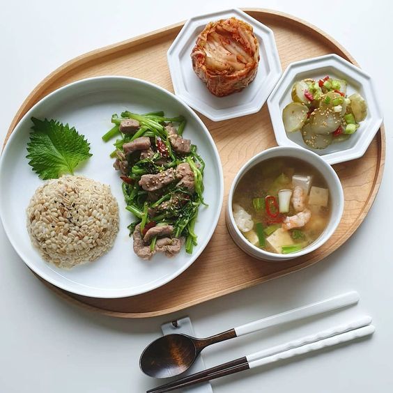 博主也建议可以配合「8小时饮食法则」,大腿肉肉杯K.O之外,全身都能一并享瘦!将一天的3餐时间控制在8小时之内完成,其他时候只喝白开水、不吃任何东西。比如早上8点吃早餐,下午4点前就要完食晚餐。