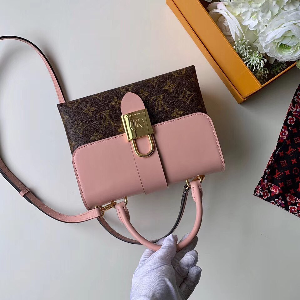LV Locky BB包包的正面缀有精致的金属挂锁锁扣,上面精细刻有LV标志;该挂锁只是缀饰,包盖是经典磁吸设计。