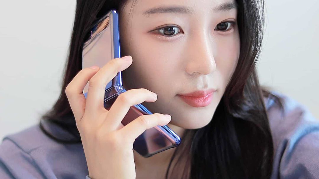 许多韩妞都为这款引领潮流、美爆的「炫光紫色」Samsung Galaxy Z Flip深深沦陷～C编私心觉得这部手机的设计真的太美、太狂啦！