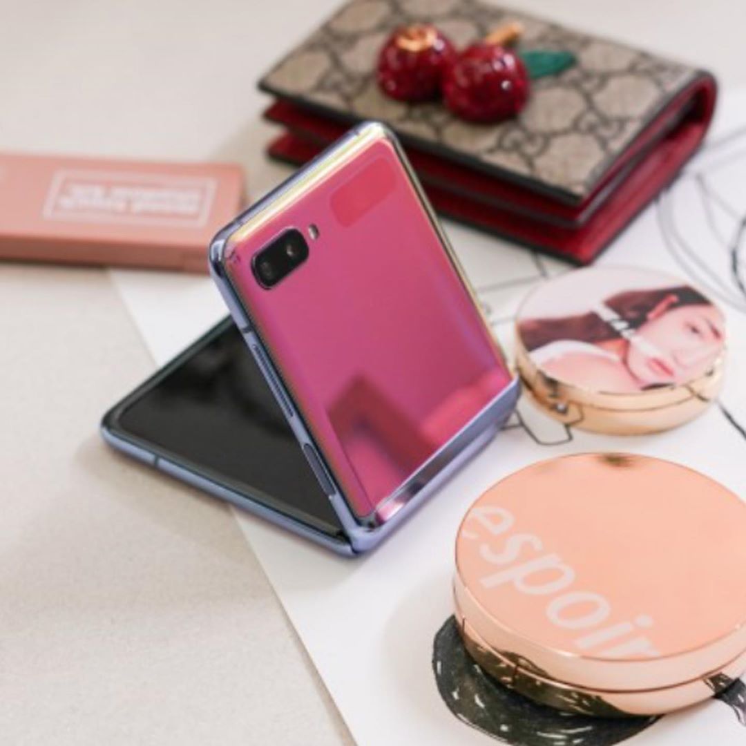 自踏入智能手机时代，手机设计几乎全都以触屏全屏为主；近期韩国Samsung宣布创新推出的Galaxy Z Flip设计感极佳，薄薄的机身采用了上下折叠双屏设计，对折后只有手掌大小、乍看之下跟本会以为是粉饼也（笑），超级精致！