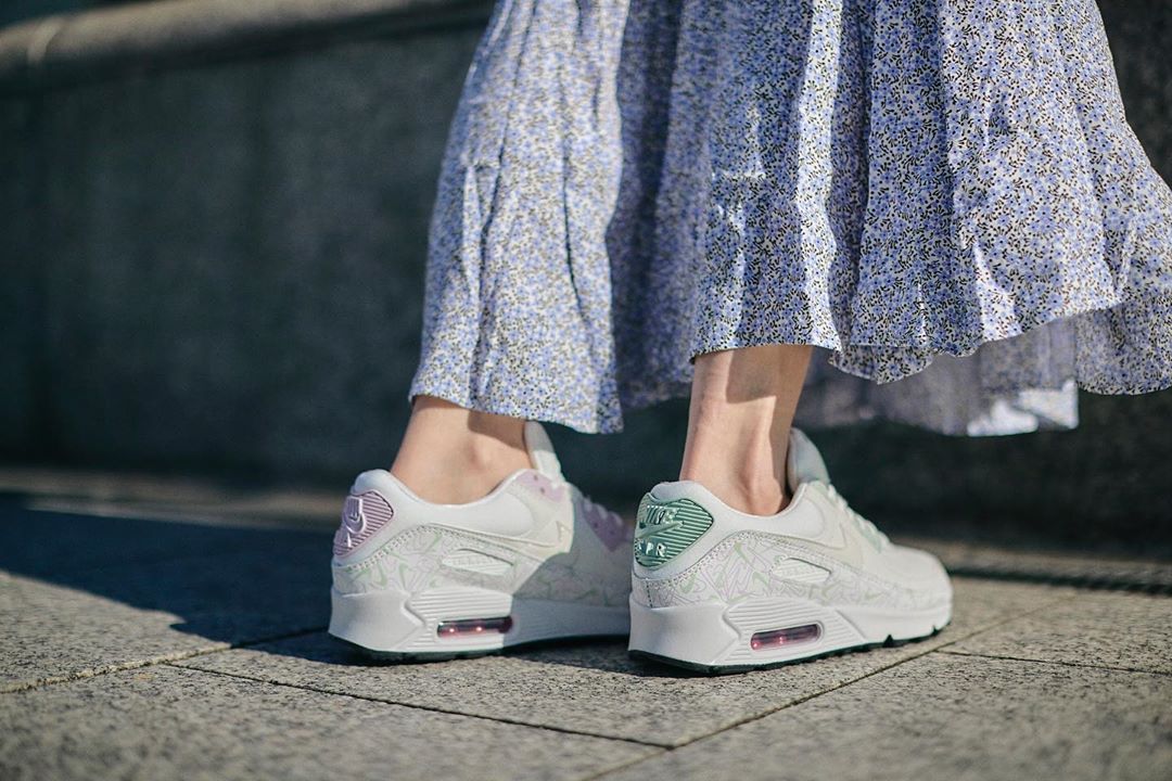 微甜之余也不失酷美范儿的这双情人节款Nike Air Max 90,厚底鞋型设计完全是小个儿女孩的必备单品!