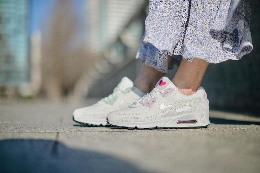 经典的Air Max 90鞋款,左右两只小白鞋上各别印上了低饱和度的粉嫩柔和紫色、清新元气薄荷绿色设计,跳色不对称搭配吸睛度满分!