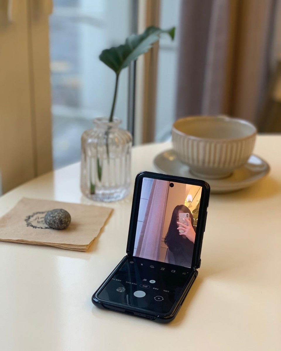 喜欢自拍的女生可以将手机进行半折叠，打开前置镜头后，便能透过查看立着的小屏幕摆好姿势Selfie啦～由于Samsung Galaxy Z Flip应用了Freestop折叠技术，所以拍照时可以折叠出各种想要的角度、拍出最理想的照片！
