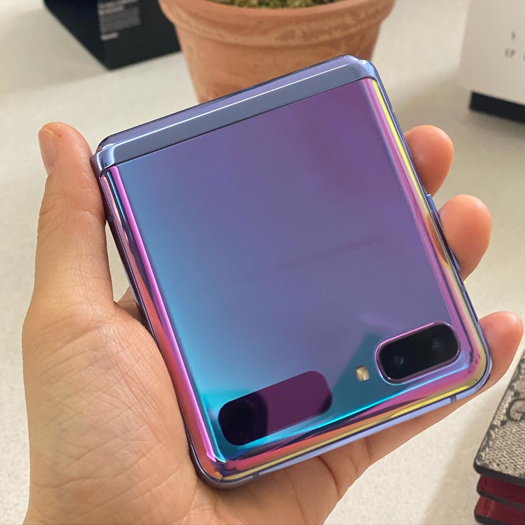 许多韩妞都为这款引领潮流、美爆的「炫光紫色」Samsung Galaxy Z Flip深深沦陷～C编私心觉得这部手机的设计真的太美、太狂啦！