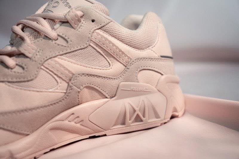 New Balance 850 此番推出的「樱花雾粉色」清浅柔和,比起偏亮的嫩粉色更显温柔气质~