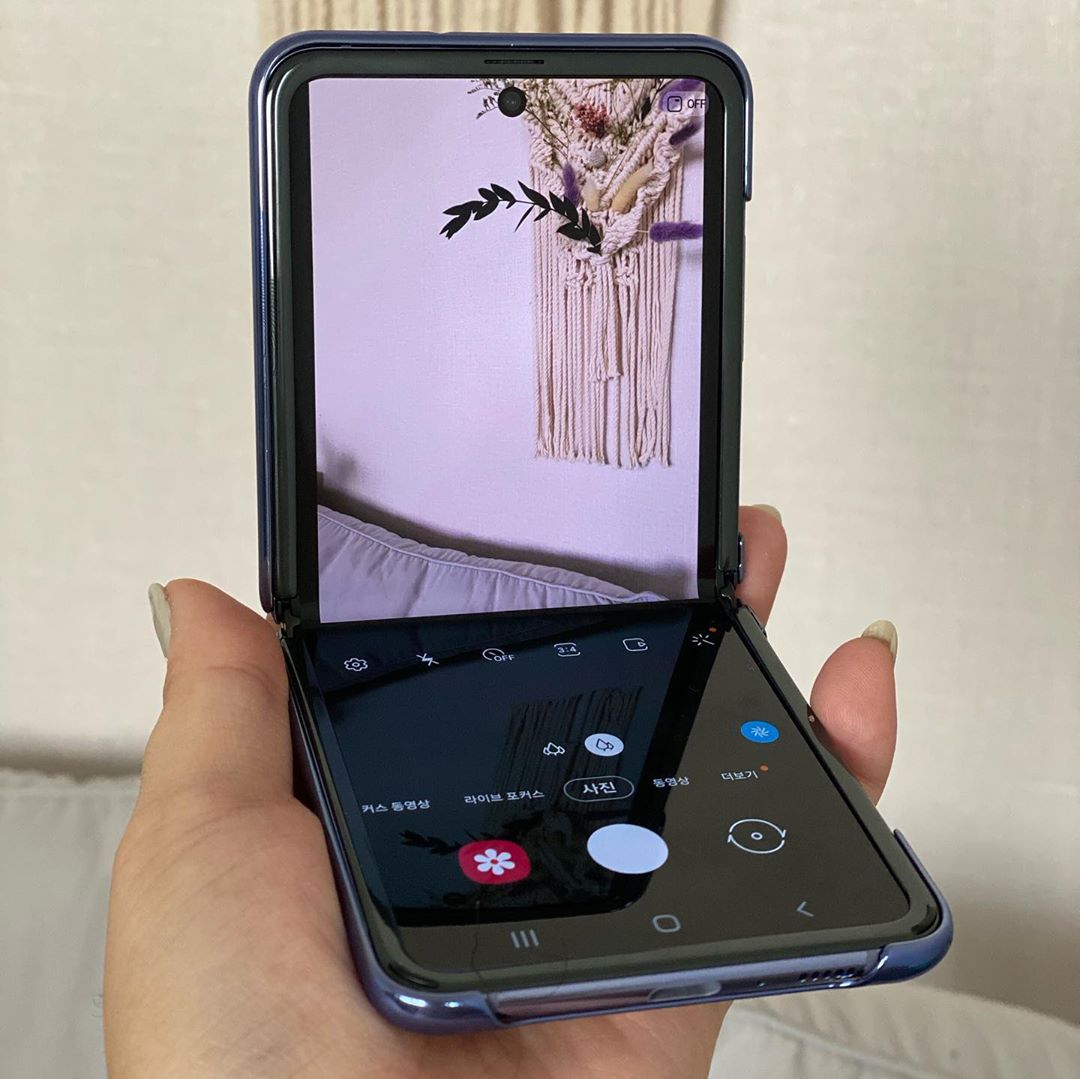 喜欢自拍的女生可以将手机进行半折叠，打开前置镜头后，便能透过查看立着的小屏幕摆好姿势Selfie啦～由于Samsung Galaxy Z Flip应用了Freestop折叠技术，所以拍照时可以折叠出各种想要的角度、拍出最理想的照片！