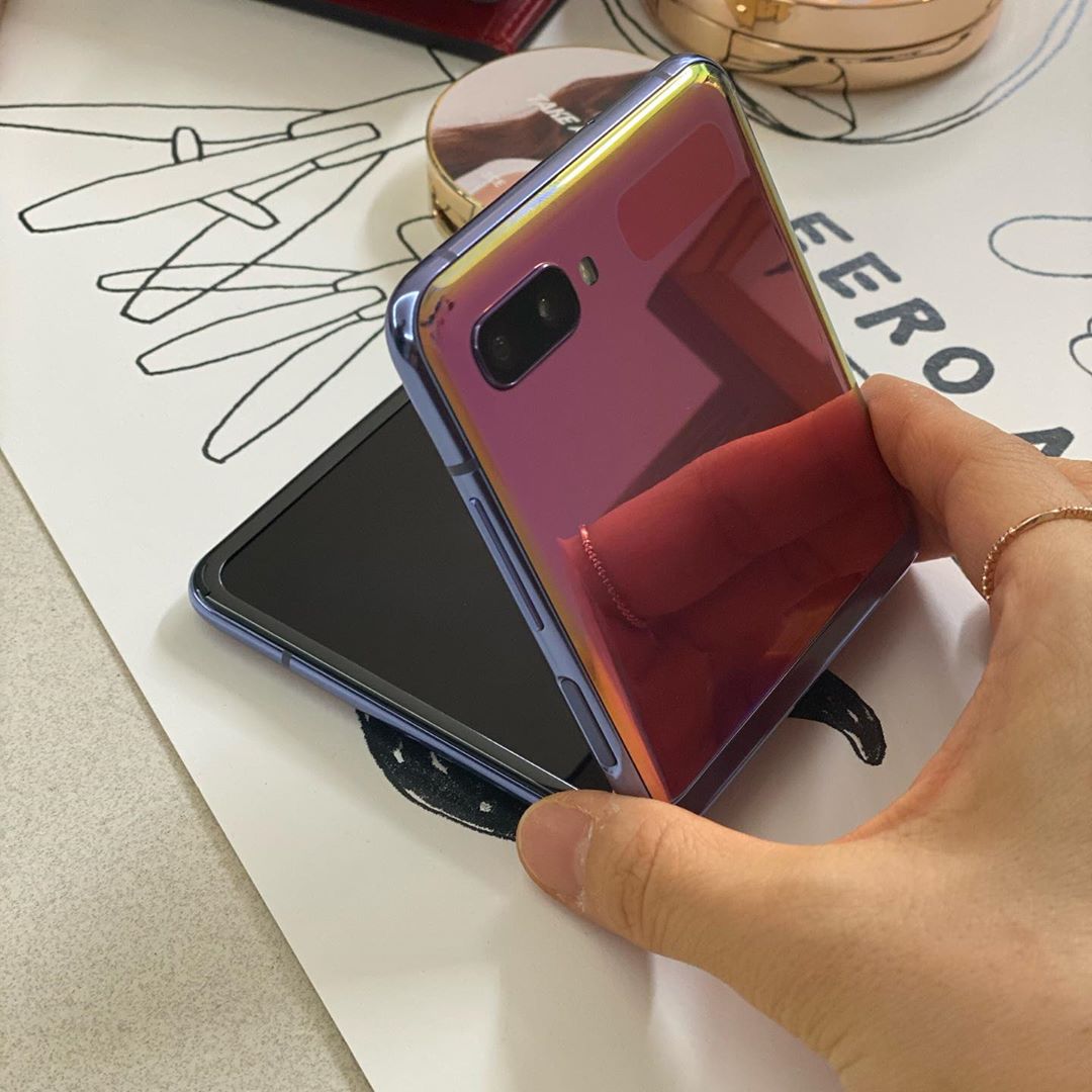 许多韩妞都为这款引领潮流、美爆的「炫光紫色」Samsung Galaxy Z Flip深深沦陷～C编私心觉得这部手机的设计真的太美、太狂啦！