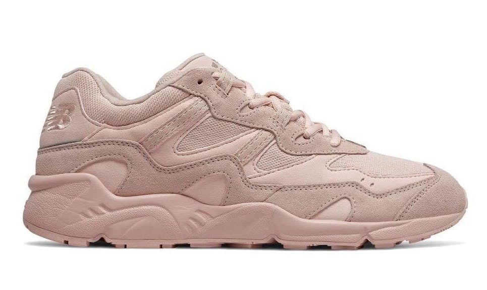 温柔色泽的New Balance 850,配以细致麂皮 X 透气网布拼接出的率性波纹型鞋面设计,以及同为波浪弧形的特色中底,时髦魅力爆灯、可盐可甜!