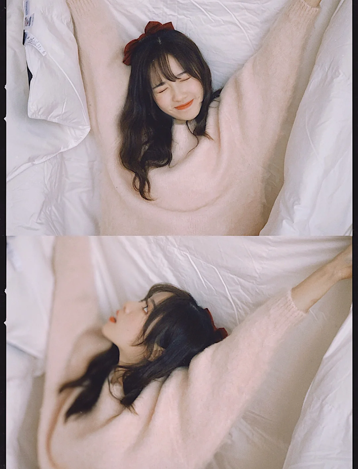 不用男友帮忙也能拍!定好相机位置后设置Timer,用手半遮掩镜头、趴着望向镜头,简单拍效果也很美!