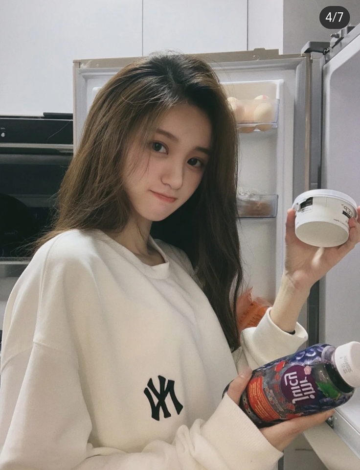 居家最好用的拍摄道具之一莫过于冰箱和食物啦~在冰箱前拍张吃货认证照(笑)