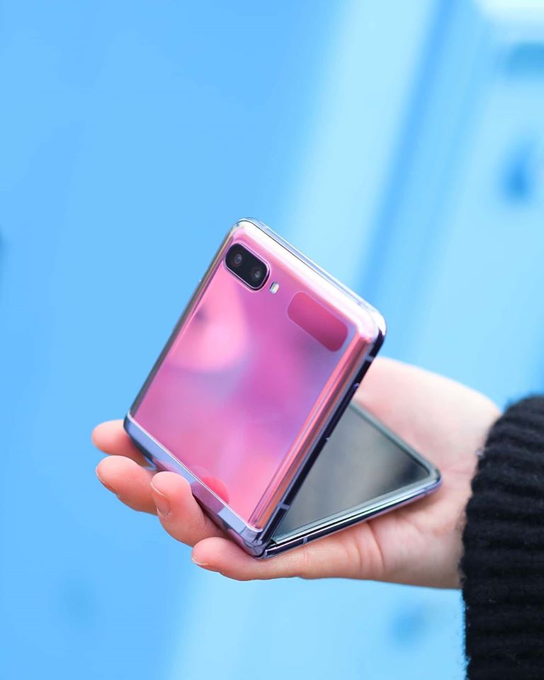 自踏入智能手机时代，手机设计几乎全都以触屏全屏为主；近期韩国Samsung宣布创新推出的Galaxy Z Flip设计感极佳，薄薄的机身采用了上下折叠双屏设计，对折后只有手掌大小、乍看之下跟本会以为是粉饼也（笑），超级精致！