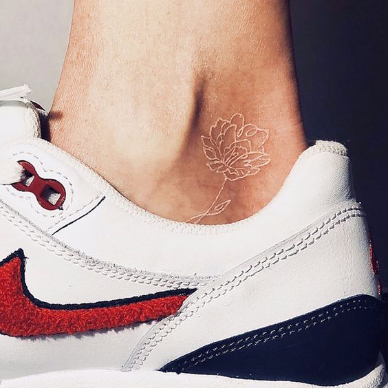 除了在手臂内侧或外侧纹身,不妨可以选择一些更特殊的部位纹上白色刺青,让若隐若现的美感更加乘!比如手腕、耳后、脚踝、锁骨、胸下、指间等等。