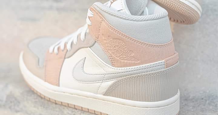 鞋身有多种十分相衬的色泽元素,例如米杏色、奶霜白、蜜桃橘粉色等~