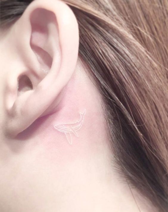 除了在手臂内侧或外侧纹身,不妨可以选择一些更特殊的部位纹上白色刺青,让若隐若现的美感更加乘!比如手腕、耳后、脚踝、锁骨、胸下、指间等等。