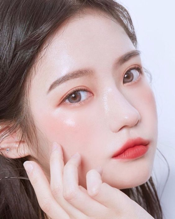 妆前打底 若是Girls们出国到大冬天的地方,手边正好没有冬季大干皮适用的底妆产品,不妨尝试在上底妆前先做好日常保养程序,最后挖出一点点的小蓝罐膏体在手心打圈乳化,然后按压拍在脸上。有了这层「妆前打底」,举止粉底液明显会变服帖、较不容易浮粉卡粉。