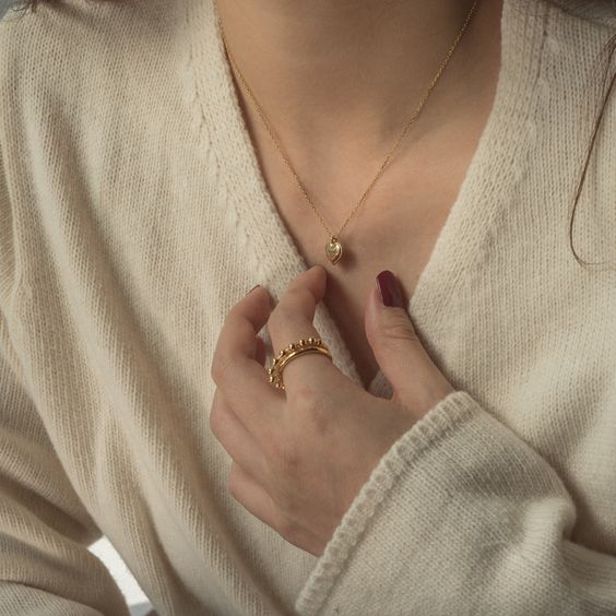 戒指开运法:左手大拇指、食指和中指,各别有着「信念」、「冲劲」和「缓和」的寓意