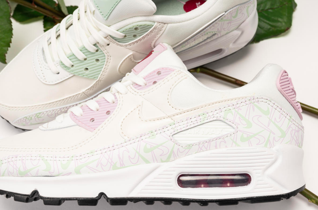 经典的Air Max 90鞋款,左右两只小白鞋上各别印上了低饱和度的粉嫩柔和紫色、清新元气薄荷绿色设计,跳色不对称搭配吸睛度满分!