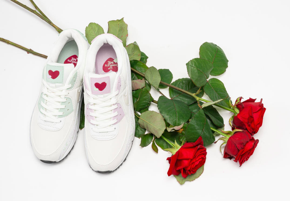今年NIKE推出的「情人节版」Air Max 90系列女鞋,预告照片刚出立马引起热议…事关它颜值真的超级无敌高!? 下面带大家来看看