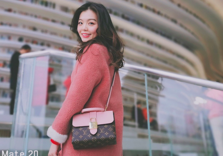 颜值和实用性都无敌高的这款Louis Vuitton LV柔雾粉色Rose Poudre Locky BB,目前正在热卖中。喜欢的女生们不妨到官网去查询详情~