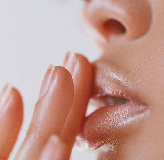 护唇 经常唇部干裂脱皮的Girls,可以在睡前厚敷一层小蓝罐膏体进行强效滋润修复!