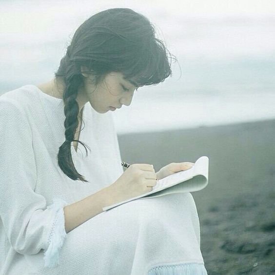 可是女孩呀,生活终究是由酸甜苦辣、悲欢离合交织而成;人生正因为未知才有惊喜,「生活总会给你另一个机会,这个机会叫“明天”」。