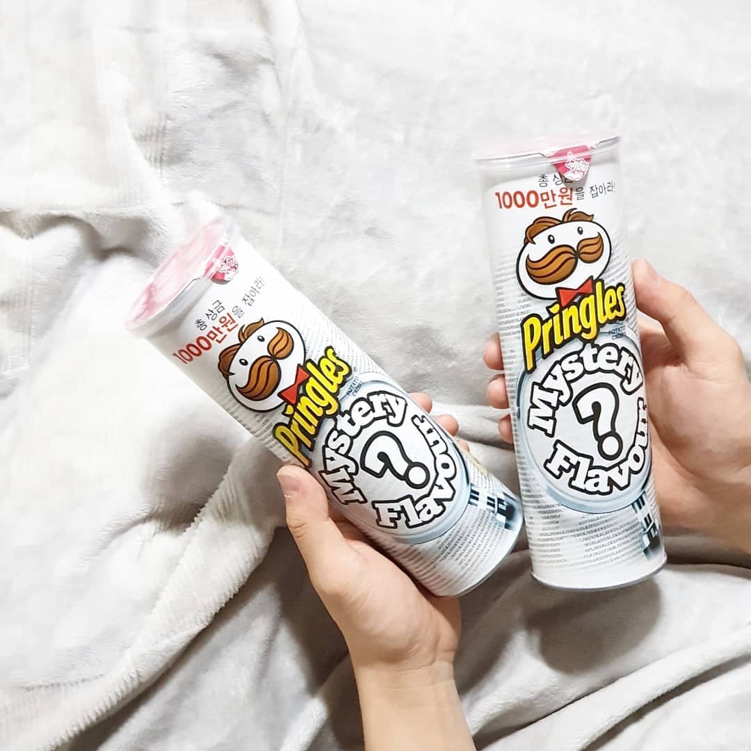 而这款迷之口味的Pringles薯片终于来到马来西亚啦！有别于以往Pringles各类口味薯片的彩色包装，这次的「神秘口味」是款特别有辨识度的浅白色设计～