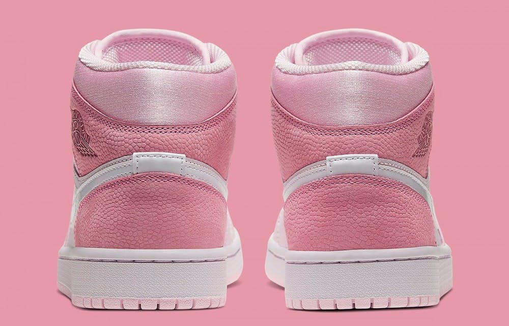 甜美的草莓樱粉色,配上渐变深浅不一粉色调、奶霜白色,完美诠释软萌少女感!鞋身上同样用了不同材质拼接,整体视觉效果和谐而有层次感~而且鞋底也是粉色的呢!这个细节编编决定打上满分(笑)