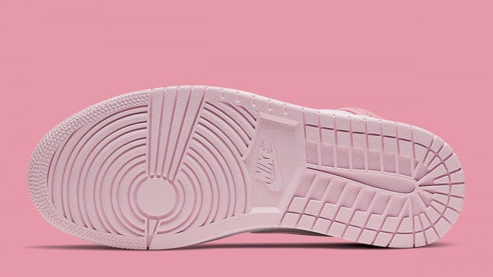 甜美的草莓樱粉色,配上渐变深浅不一粉色调、奶霜白色,完美诠释软萌少女感!鞋身上同样用了不同材质拼接,整体视觉效果和谐而有层次感~而且鞋底也是粉色的呢!这个细节编编决定打上满分(笑)