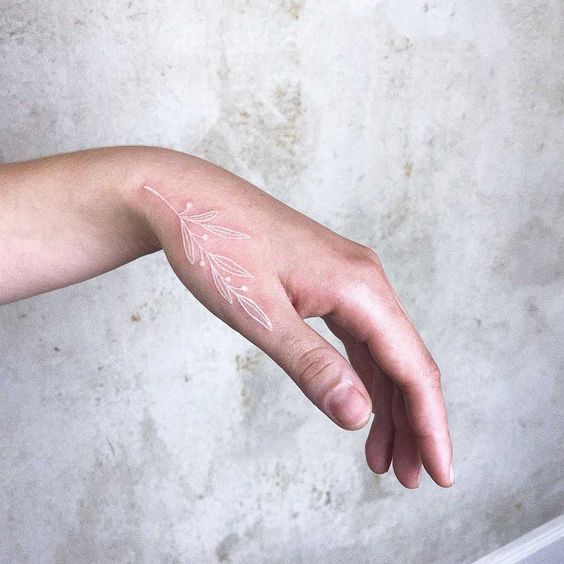 除了在手臂内侧或外侧纹身,不妨可以选择一些更特殊的部位纹上白色刺青,让若隐若现的美感更加乘!